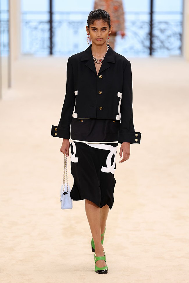 Model asal India Bhavitha Mandava ditemukan oleh seorang agen saat berada di stasiun kereta bawah tanah New York. Dia kemudian tampil dalam fashion show Chanel Métiers d’Art 2026 di New York dan berlanjut ke show Haute Couture Spring/Summer Chanel di Paris. Foto: Marc Piasecki/Getty Images