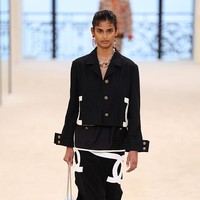 Model asal India Bhavitha Mandava ditemukan oleh seorang agen saat berada di stasiun kereta bawah tanah New York. Dia kemudian tampil dalam fashion show Chanel Métiers d’Art 2026 di New York dan berlanjut ke show Haute Couture Spring/Summer Chanel di Paris. Foto: Marc Piasecki/Getty Images
