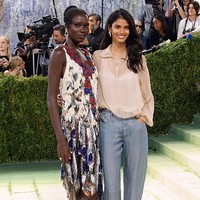Busana yang dipakai model asal India tersebut merupakan keluaran Chanel yang dibuat dari sutra ultra halus dan memang dirancang untuk meniru tampilan kain sehari-hari.Foto: Taylor Hill/Getty Images