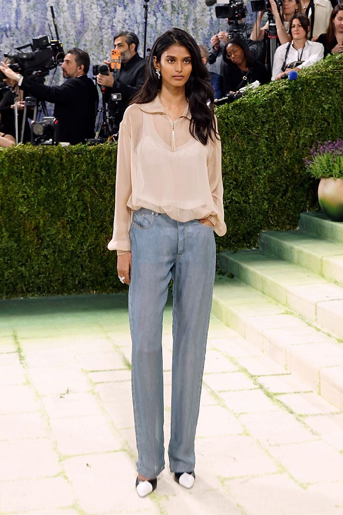 Penampilan Bhavitha Mandava viral terlihat hanya pakai blus dan jeans di MET Gala 2026.