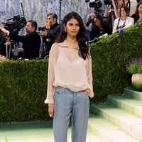 Dalam foto yang viral, ia terlihat hanya memakai serupa atasan zip-up dan celana jeans. Tapi sebenarnya setelan tersebut lebih spesial dari kelihatannya.Foto: Taylor Hill/Getty Images