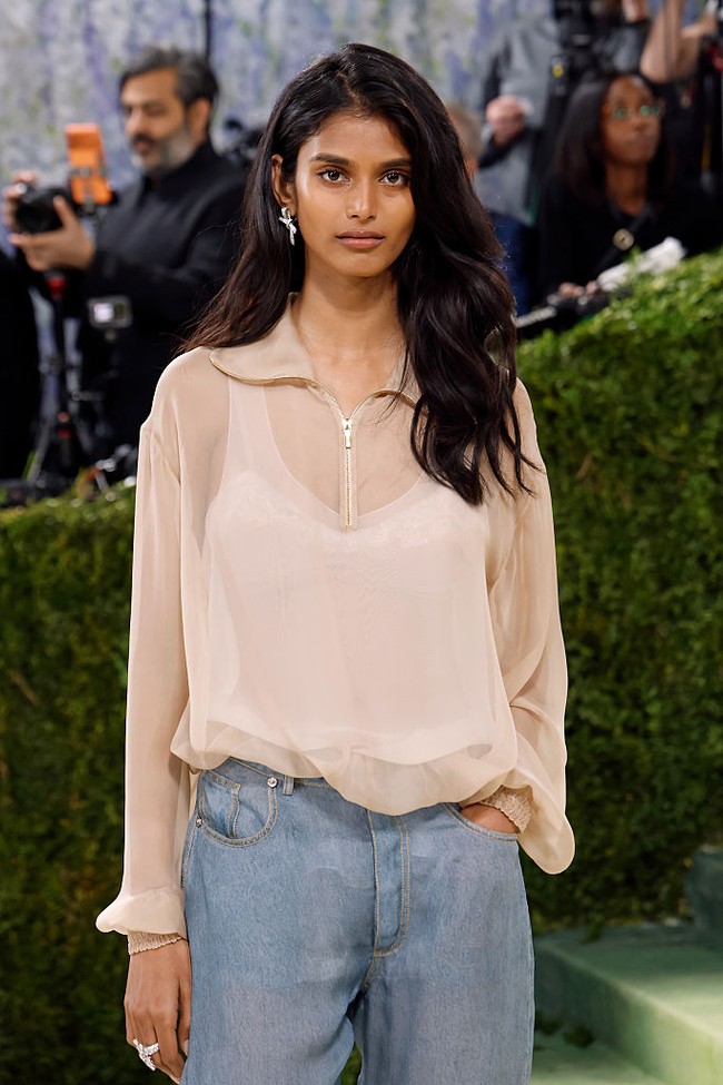 Bhavitha Mandava jadi sorotan setelah kehadiran perdananya di Met Gala 2026. Tapi bukan karena gaya yang heboh melainkan tampilannya yang dianggap terlalu sederhana. Foto: Taylor Hill/Getty Images