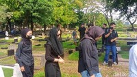 Aktris berusia 39 tahun itu berjalan di belakang keranda yang membawa jenazah mendiang ayah. Foto: Muhammad Ahsan Nurrijal/detikcom