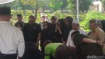 Sendu Bunga Zainal dan Keluarga Hadiri Pemakaman Ayah