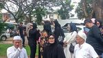 Sendu Bunga Zainal dan Keluarga Hadiri Pemakaman Ayah