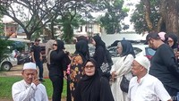 Bunga Zainal berpelukan dengan kerabat yang juga menghadiri pemakaman ayah. Foto: Muhammad Ahsan Nurrijal/detikcom