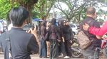 Sendu Bunga Zainal dan Keluarga Hadiri Pemakaman Ayah