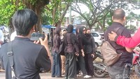 Bunga Zainal tiba di TPU Tanah Kusir untuk mengantarkan mendiang ayah ke tempat peristirahatan terakhirnya. Bunga memakai pasmina dan kacamata hitam pada Rabu (6/5/2026). Foto: Muhammad Ahsan Nurrijal/detikcom