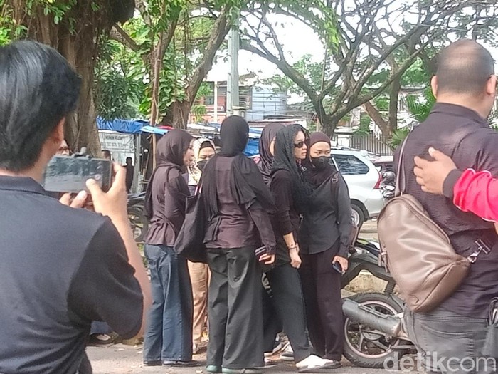 Proses pemakaman ayah Bunga Zainal.