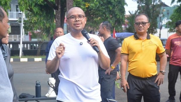 Bupati Batang Bupati Batang M. Faiz Kurniawan (kiri), memberikan sambutan usai Run Fun di Rumah Dinas Bupati Batang, Kabupaten Batang.