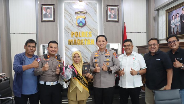 Sopir bus Sugeng Rahayu (kiri) saat mediasi di Polres Magetan