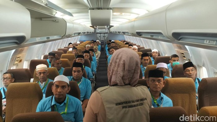 Caljah Aceh mengikuti simulasi kegiatan naik pesawat sebelum berangkat ke Tanah Suci (Foto: Agus Setyadi/detikcom)