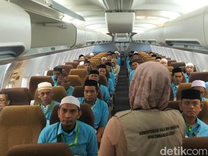 Sebelum Terbang ke Saudi, Calhaj Aceh Simulasi Naik Pesawat di Asrama Haji