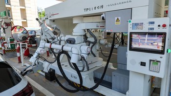 Dilengkapi dengan teknologi kecerdasan buatan (AI) berbasis pengenalan visual, robot mampu mengidentifikasi jenis kendaraan yang datang. Setelah itu, lengan robot presisi tinggi akan secara otomatis membuka tutup tangki bahan bakar dan melakukan pengisian dengan akurat. VCG via Getty Images/VCG