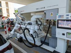 Canggih! Robot Ambil Alih SPBU, Isi Bensin Jadi Otomatis
