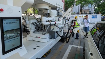 Penggunaan robot ini dinilai dapat meningkatkan efisiensi layanan di stasiun pengisian bahan bakar sekaligus mengurangi potensi kesalahan manusia dalam proses pengisian. Selain itu, teknologi ini juga memberikan kenyamanan lebih bagi pengguna kendaraan. VCG via Getty Images/VCG