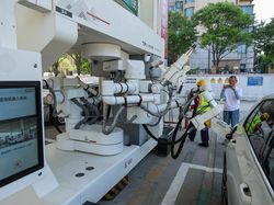 Canggih! Robot Ambil Alih SPBU, Isi Bensin Jadi Otomatis