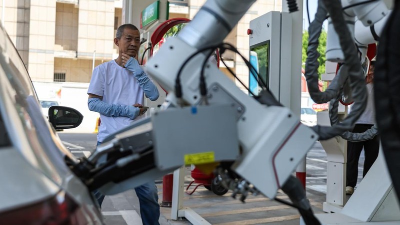 ZHENGZHOU, CHINA - MAY 05: An intelligent refueling robot works at a Sinopec gas station on May 5, 2026 in Zhengzhou, Henan Province of China. The refueling robot integrates AI vision recognition and high-precision robotic arm to automatically identify vehicle models, open fuel tank caps and perform precise refueling without requiring the drivers to stepping out of cars. The autonomous system can complete the entire refueling process in only 120 seconds. (Photo by VCG/VCG via Getty Images)