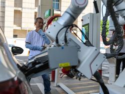 Canggih! Robot Ambil Alih SPBU, Isi Bensin Jadi Otomatis