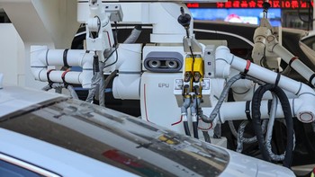  Inovasi teknologi kembali diperlihatkan di China dengan hadirnya robot pengisian bahan bakar otomatis di sebuah SPBU di Zhengzhou, Provinsi Henan, kemarin. VCG via Getty Images/VCG