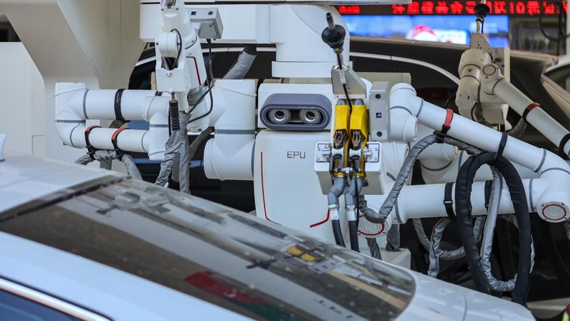 ZHENGZHOU, CHINA - MAY 05: An intelligent refueling robot works at a Sinopec gas station on May 5, 2026 in Zhengzhou, Henan Province of China. The refueling robot integrates AI vision recognition and high-precision robotic arm to automatically identify vehicle models, open fuel tank caps and perform precise refueling without requiring the drivers to stepping out of cars. The autonomous system can complete the entire refueling process in only 120 seconds. (Photo by VCG/VCG via Getty Images)