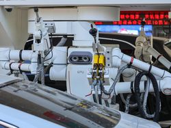 Canggih! Robot Ambil Alih SPBU, Isi Bensin Jadi Otomatis