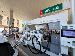 Canggih! Robot Ambil Alih SPBU, Isi Bensin Jadi Otomatis