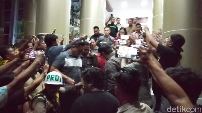 Kejati Sulut menetapkan Bupati Kepulauan Sitaro, Chyntia Kalangit sebagai tersangka kasus korupsi dana bantuan korban bencana Gunung Ruang Sitaro.