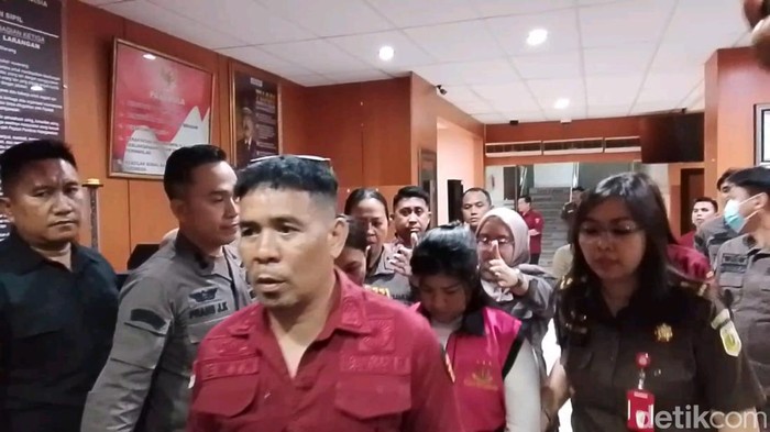 Bupati Sitaro, Chyntia Kalangit, ditahan karena dugaan korupsi dana bantuan bencana senilai Rp 22,7 miliar.