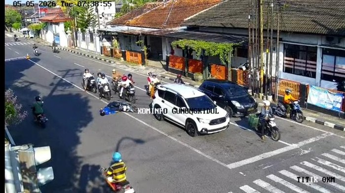 Seorang pemotor yang merupakan anggota Damkar Gunungkidul saat jatuh dari motor berujung tidak sadarkan diri di simpang empat Alun-alun Wonosari, Gunungkidul.