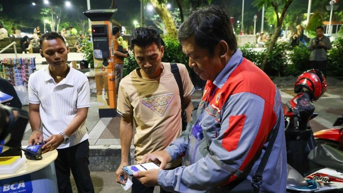 Dinas Perhubungan (Dishub) Kota Surabaya resmi memberlakukan sistem voucher parkir