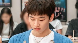 Kim Yoon Woo memerankan Yong Ju Cheon, seorang dokter spesialis obat-obatan tradisional Korea yang dikasih label idol di pulau Pyeondong. (Foto: dok. ENA)