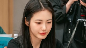 Shin Ye Eun didapuk memainkan karakter perawat bernama Yook Ha Ri. Dia dipertemukan dengan Do Ji Ui di sebuah klinik di pulau terpencil bernama Pyeondong. (Foto: dok. ENA)