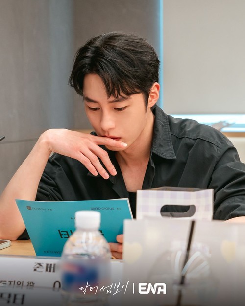 Cast drama Korea Doctor on the Edge di proses reading naskah perdana.