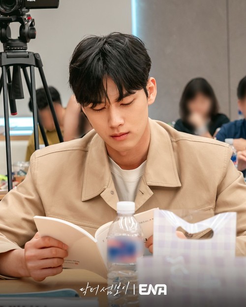 Cast drama Korea Doctor on the Edge di proses reading naskah perdana.