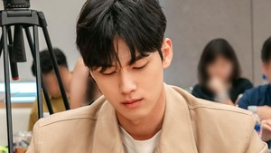 Doctor on the Edge juga akan menampilkan Hong Min Ki sebagai Hyun Chi Yeon, dokter tsundere yang juga bekerja di lokasi yang sama dengan Ji Ui dan Ha Ri. (Foto: dok. ENA)