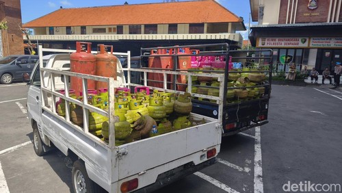 Dua pikap berisi barang bukti pengoplosan LPG 3 kg di Denpasar, Rabu (6/5/2026).