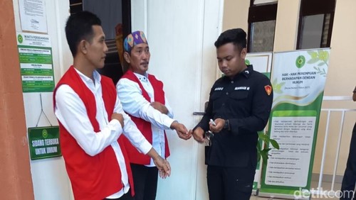 Dussalam (33) dan Rosidi (57) usai menjalani sidang vonis kasus narkotika di PN Denpasar, Rabu (6/5/2026).