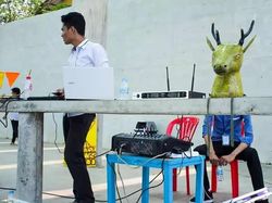 Timing Pas Banget! Foto Jalanan Ini Bikin Ketawa Sekaligus Takjub