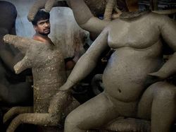 Timing Pas Banget! Foto Jalanan Ini Bikin Ketawa Sekaligus Takjub