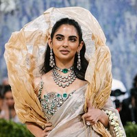 Putri orang terkaya di Asia, Isha Ambani, mengenakan sari rancangan khusus desainer Gaurav Gupta yang menonjolkan kekayaan seni tradisional India. Atasannya dihiasi lebih dari 1.000 berlian dan batu mulia dengan total berat mencapai lebih dari 1.800 karat.  Foto: Lexie Moreland/WWD via Getty Images