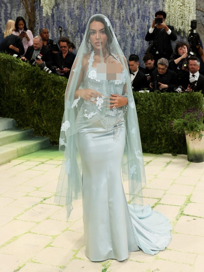 Georgina mengambil interpretasi tema ‘Fashion is Art’ dengan memakai gaun rancangan Ludovic de Saint Serni. Di Metropolitan Museum of Art, ia memakai gaun hijau aquamarine dengan veil.Foto: Instagram @georginagio