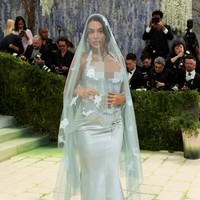 Georgina mengambil interpretasi tema ‘Fashion is Art’ dengan memakai gaun rancangan Ludovic de Saint Serni. Di Metropolitan Museum of Art, ia memakai gaun hijau aquamarine dengan veil.Foto: Instagram @georginagio