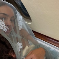 Setelah menghadiri Met Gala, Georgina tampaknya langsung bergegas pulang dengan pesawat pribadi. Dalam foto yang dibagikan, wanita yang pernah jadi asisten toko Gucci itu tampak langsung memeluk buah hatinya. Foto: Instagram @georginagio