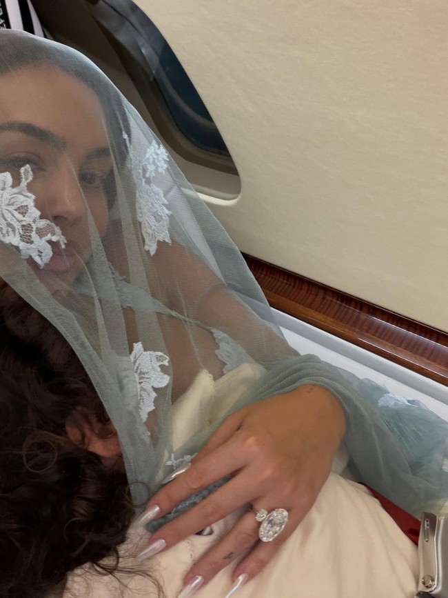 Setelah menghadiri Met Gala, Georgina tampaknya langsung bergegas pulang dengan pesawat pribadi. Dalam foto yang dibagikan, wanita yang pernah jadi asisten toko Gucci itu tampak langsung memeluk buah hatinya. Foto: Instagram @georginagio