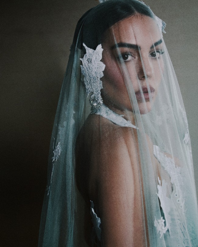 Georgina Rodriguez meramaikan perhelatan fashion akbar Met Gala. Influencer tersebut tampil glamour dengan gaun ala bridal sebelum pernikahannya dengan sang pesepakbola.Foto: Instagram @georginagio
