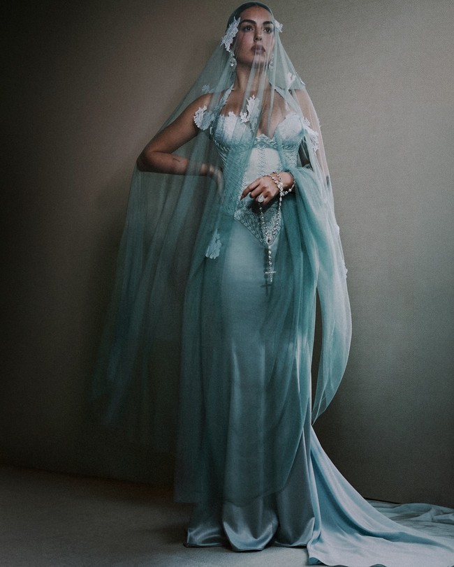 “Dalam konteks Fashion is Art, tampilan ini mencerminkan bagaimana iman, seperti seni, dapat diekspresikan melalui bentuk, detail, dan emosi,” jelas wanita 32 tahun itu.Foto: Instagram @georginagio