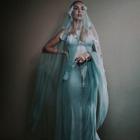 “Dalam konteks Fashion is Art, tampilan ini mencerminkan bagaimana iman, seperti seni, dapat diekspresikan melalui bentuk, detail, dan emosi,” jelas wanita 32 tahun itu.Foto: Instagram @georginagio