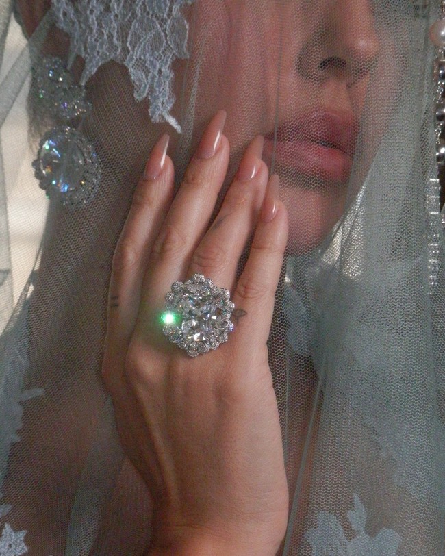 Selain gaun yang seksi, Georgina juga mencuri perhatian memakai cincin tunangan dengan berlian jumbo 37 karat. Foto: Instagram @georginagio