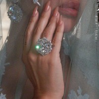 Selain gaun yang seksi, Georgina juga mencuri perhatian memakai cincin tunangan dengan berlian jumbo 37 karat. Foto: Instagram @georginagio